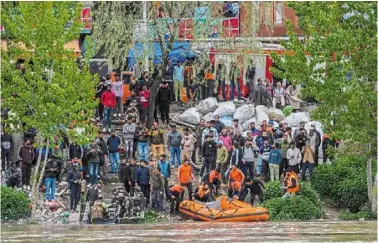  ?? —ap ?? Ona mission: rescuers preparing to search for victims after a boat capsized in Jhelum river in the city of srinagar.