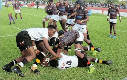  ?? UVIWE JARA Picture: ?? GOOD TAKE DOWN: Dale College looking to steal the ball away from Queen’s after a successful tackle.