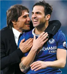  ??  ?? Antonio Conte célèbre avec Cesc Fabregas la victoire de Chelsea dans un match sans importance l’opposant à Watford.