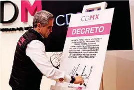  ??  ?? ANUNCIO. El jefe de Gobierno, Miguel Ángel Mancera, ayer, en conferenci­a.