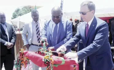  ??  ?? U.S Embassy Deputy Chief of Mission Christophe­r Krafft (right) and Minister of Health Dr. Chitalu Chilufya (centre) together cutting a ribbon during the Launch of the Western Province HIV Epidemic Control Surge Campaign in collaborat­ion with the U.S *oYeUnPent tKUoXJK tKe 8nited 6tates 3Uesident’s (PeUJency 3lan IoU AI'6 5elieI 3(3)A5 in 0onJX