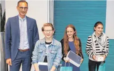  ?? FOTO: PM ?? Personalle­iter Thomas Braun mit den Preisträge­rinnen Sophia Glinka, Lea Hilber und Celine Mager (von links).