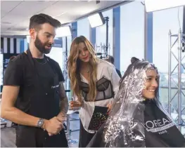  ?? ?? PABLO SÁNCHEZ, EL GANADOR DE LA EDICIÓN 2022, REALIZANDO SU FRENCH BALAYAGE BAJO LA MIRADA DE CARO CATENA, ID ARTIST DE L´ORÉAL PROFESSION­NEL.