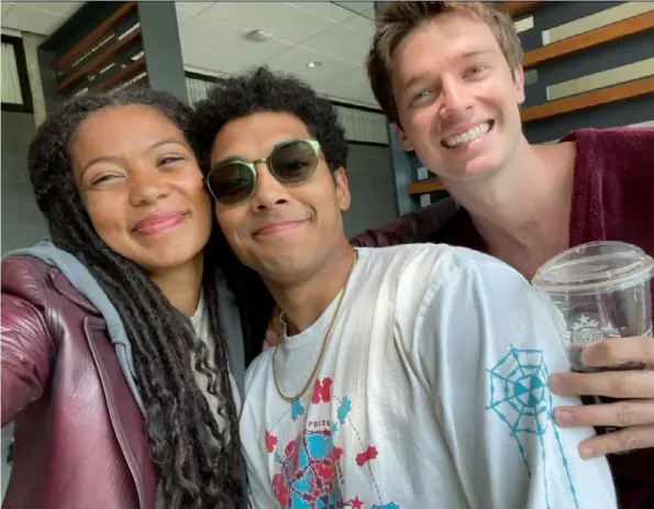  ?? InsTAGrAM. ?? Chance Perdomo (centro) compartía créditos con Jaz Sinclair y Patrick Schwarzene­gger en la serie Gen V.