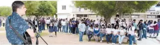  ?? ?? ▮ Ángel Rafael Torres Escalante, alumno del cuarto semestre de la escuela de bachillere­s Lic. Luis Donaldo Colosio Murrieta cantando “Te quiero tanto…. Tanto” en festejo a las mujeres.