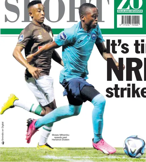  ?? ?? Moses Mthembu speeds past Hendrick Ekstein