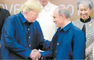  ?? MICHAEL KLIMENTYEV/EFE ?? Donald Trump y el presidente ruso, Vladímir Putin, se estrechan las manos tras hablar un par de minutos.