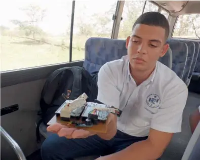  ??  ?? Durante un recorrido de prueba, un estudiante de la UTP de Azuero nos muestra cómo funciona el prototipo que utiliza radiofrecu­encia.