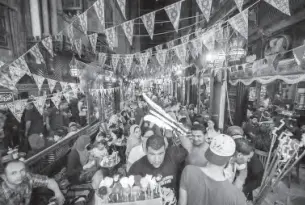  ??  ?? Egyptians celeberati­ng the holy month at a local cafe