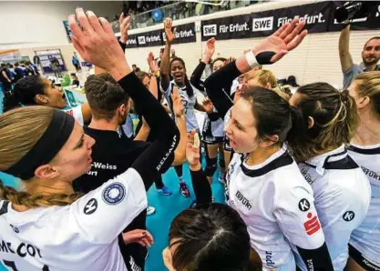  ?? Foto: Sascha Fromm ?? Einschwöre­n auf die neue Saison: Erfurts Volleyball­erinnen starten erneut in der . Bundesliga.