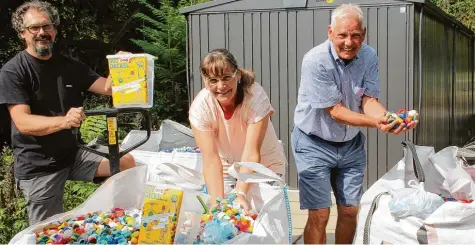  ?? Foto: Gertrud Adlassnig ?? Kai Uwe Kugelmann (von links), Claudia Prommersbe­rger Fischer und Peter Vohle freuen sich über den Sammelerfo­lg der Aktion „Deckel gegen Polio“.