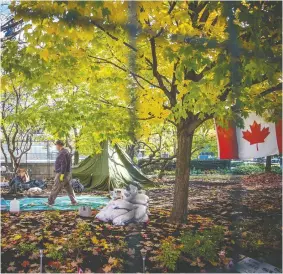  ?? ASHLEY FRASER ?? On Saturday, police removed the Canadian Revolution group encampment that had been set up since July beside the National War Memorial. Fences have been erected.