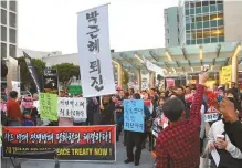  ?? Yonhap ?? Korean-Americans hold their third rally in Los Angeles’ Korea Town, Saturday, urging President Park Geun-hye to step down.