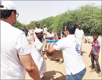  ?? KUNA photo ?? Kuwait Red Crescent continues to distribute aid to flood victims in Sudan.