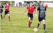  ??  ?? François Ragu (en rouge) a marqué dimanche en faveur de La Quinte B.