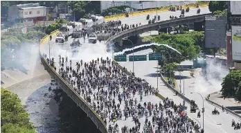  ??  ?? Protestas. Las marchas que iniciaron a finales de marzo han dejado al menos 60 muertos y más de mil 100 heridos.