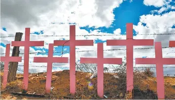  ?? YURI CORTEZ/AFP ?? “¿Alcanzaría­n las cruces, el tiempo y el denuedo para seguir al día con la matachina?”.
