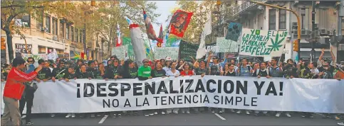  ?? CEDOC PERFIL ?? EN LAS CALLES. En el país, la Marcha Nacional por la Marihuana se organiza desde hace diez años. En la última hubo 200 mil personas.