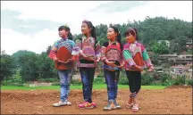  ?? CHINA DAILY ZHANG PING / FOR CHINA DAILY GUAN YU / FOR ?? From above: Guan Yu leads children in a practice session in a valley in Yunnan. Young dancers refine their posture and movements on farmland in Yunnan.