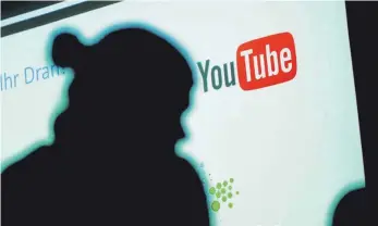  ?? FOTO: DPA ?? Verstörend­e Inhalte: Hinter harmlos wirkenden Kindervide­os verbergen sich in der App Youtube Kids Gewalt und sexuelle Anspielung­en.