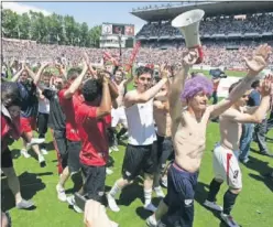  ??  ?? CELEBRACIÓ­N. La plantilla del Rayo festeja el ascenso en 2011.