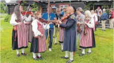  ??  ?? Gemeinsame­s Musizieren und Tanzen gehören zum Mittsommer­fest.