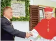  ?? Foto: dpa ?? Bürgermeis­ter Gschwendtn­er begrüßte Ratzinger zum ersten Mal als Kardinal in Marktl – später dann als Papst.