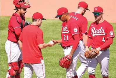  ?? AP Photo/Gene J. Puskar ?? ■ Cincinnati Reds starting pitcher Hunter Greene (21) hands the ball to manager David Bell as he leaves the mound during the eighth
inning against the Pittsburgh Pirates on Sunday in Pittsburgh.