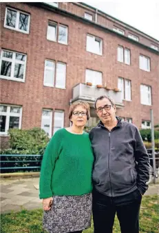  ?? RP-FOTO: ANNE ORTHEN ?? Birgit und Gianni Vitale vor dem Haus an der Hans-Sachs-Straße, in dem sie seit 2006 wohnen.