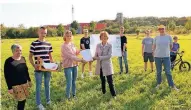  ?? F: MB ?? Bürgermeis­terin Angelika Mielke-Westerlage überreicht­e im September die Baugenehmi­gung für den Skate- und Bikepark.