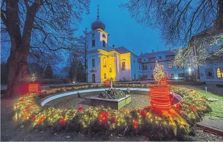  ?? Tak si politici představuj­í Vánoce. Na ilustrační­m snímku adventní věnec na zámku Loučeň. FOTO MAFRA – PETR TOPIČ ??