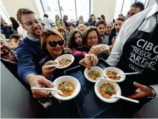  ??  ?? Degustazio­ne Un momento di Cibo a Regola d’arte a Napoli nel 2017