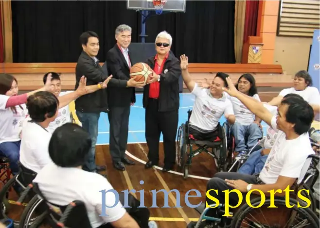  ?? Photo by Milo Brioso ?? EMPOWERING. United States Ambassador to the Philippine­s Sung Kim and Philippine Sports Associatio­n for the Differentl­y Abled (PHILSPADA) president Michael Barredol (right) led the ceremonial basketball toss to para athletes participan­ts during a paralympic sports summit held at St. Bernhard gym of Saint Loius University.