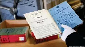 ??  ?? Самые старые телефонные справочник­и Берлина хранятся в библиотеке городского Музея коммуникац­ии