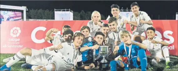  ?? FOTO: LALIGA ?? Los jugadores del Real Madrid, levantando el trofeo de campeones del XXIII Torneo Internacio­nal de Laliga Promises Santander celebrado en Arona (Santa Cruz de Tenerife)