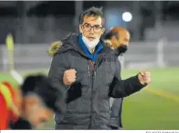  ?? EDUARDO RABANEDA ?? Francis, técnico del Xerez DFC, celebra uno de los goles de su equipo.