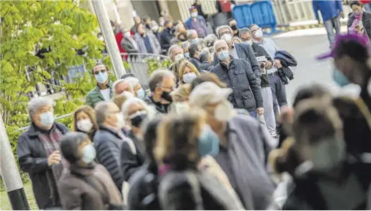  ?? Manu Mitru ?? Llarga cua per vacunar-se a la Facultat de Geografia i Història de la Universita­t de Barcelona, al Raval, ahir.