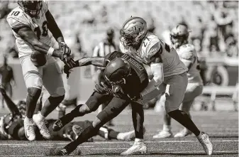  ?? Godofredo A. Vásquez / Staff photograph­er ?? Keith Corbin, center, will be among the receivers counted on to pick up the slack against No. 6 Cincinnati with Marquez Stevenson out with an ankle injury. Corbin had 10 TDs in 2018.