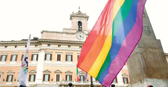  ??  ?? Le piazze La manifestaz­ione che davanti a Montecitor­io, l’11 maggio scorso, ha salutato l’approvazio­ne della legge Cirinnà. Nella pagina a fianco: il Family Day del 30 gennaio 2016 ( Inside)