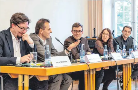  ?? FOTOS: CHRISTIAN FLEMMING ?? Verschwore­ne Gemeinscha­ft gegen Verschwöru­ngstheoret­iker: Das wissenscha­ftliche Podium mit Stefan Christoph, Michael Butter, Moderator Johannes Kuber, Ute Caumanns und Jan Rathje ( von links) im Tagungshau­s der Akademie der Diözese Rottenburg- Stuttgart.