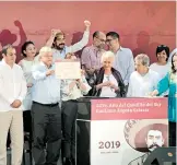  ??  ?? El Presidente firmó el decreto del año de Emiliano Zapata /ALEJANDRO AGUILAR