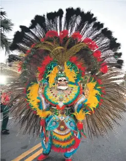  ?? GLAUCO MOQUETE/LD ?? Los atuendos de las comparsas simulaban diversos motivos, resaltando el colorido y la extravagan­cia de los personajes.