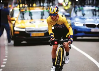  ??  ?? 2 Roglic, fuera
por avería. Un pinchazo cuando se aceleraba el ritmo le impidió seguir ayudando a Wout van Aert.