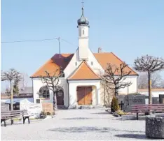  ?? Foto: Karin Marz ?? Für die Sanierung des Leichenhau­ses und der Wege auf dem Friedhof will die Gemeinde Langenneuf­nach Angebote einholen.