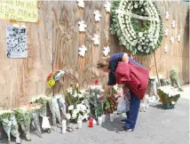  ??  ?? Afuera del Colegio Enrique Rébsamen familiares colocaron flores y veladoras en memoria de los niños que perecieron bajo los escombros.