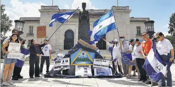  ??  ?? Protestas. Manifestan­tes protestas frente a la sede de la OEA contra el régimen de Ortega.