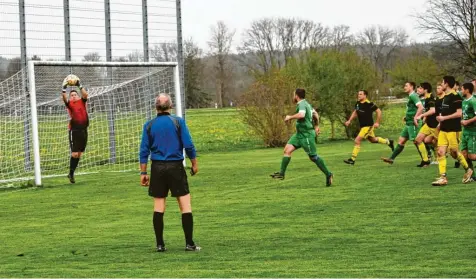  ?? ?? Wenn es brannte, war er zur Stelle. Eppishause­ns Keeper Dominik Wiblishaus­er (oranges Trikot) hielt mit seinen Paraden den Auswärtspu­nkt in Schlingen fest.