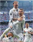  ?? FOTO: DPA ?? Dreifachto­rschütze Cristiano Ronaldo (re.) jubelt mit seinem Teamkolleg­en Sergio Ramos.