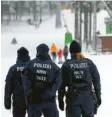  ?? Foto: dpa ?? Diese Polizisten passten im Ort Winter‰ berg im Sauerland auf, dass die Corona‰ Regeln eingehalte­n wurden.