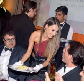  ??  ?? Espléndida con un modelo de lentejuela­s de Marcelo Giacobbe, Carolina Ardohain habló de su romance con “Polito” Pieres y también de su ex, Juan “Pico” Mónaco. Facundo Arana atendió la mesa del presidente de Fundaleu, Víctor Savanti.